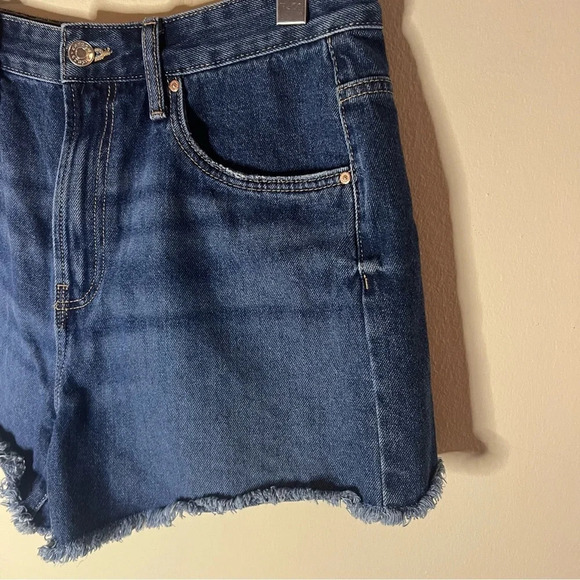 Shorts with Frayed Cut-Off Hems - Picture 2 of 3